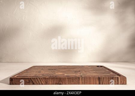 Handgefertigtes hölzernes Schneidebrett auf einem Ebenen Hintergrund Stockfoto