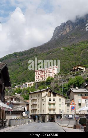 Schloss Baraing aus dem 19. Jahrhundert oberhalb der Stadt Pont St Martin im Aostatal, NW Italien. Mai 2024 Stockfoto