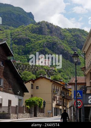 Schloss Baraing aus dem 19. Jahrhundert und Berge oberhalb der Stadt Pont-Saint-Martin im Aostatal, NW Italien. Mai 2024 Stockfoto