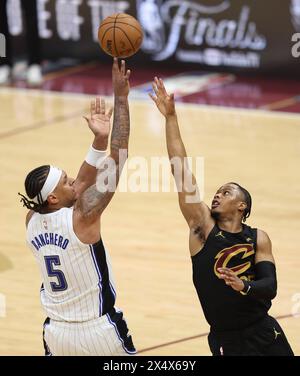 Cleveland, Usa. Mai 2024. Paolo Banchero (5) von Orlando Magic schießt in der ersten Hälfte der ersten Runde des Spiels der Eastern Conference 7 im Rocket Mortgage Fieldhouse in Cleveland, Ohio, am 5. Mai 2024 einen Schuss über die Cleveland Cavaliers Issac Okoro (35). Foto: Aaron Josefczyk/UPI Credit: UPI/Alamy Live News Stockfoto