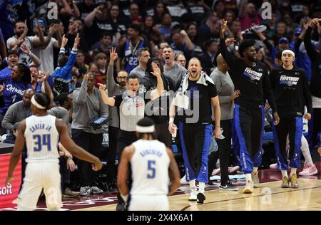 Cleveland, Usa. Mai 2024. Die Orlando Magic Bank feiert einen 3-Punkte-Schuss gegen die Cleveland Cavaliers während der ersten Hälfte des Spiels der Eastern Conference 7 im Rocket Mortgage Fieldhouse in Cleveland, Ohio, Sonntag, 5. Mai 2024. Foto: Aaron Josefczyk/UPI Credit: UPI/Alamy Live News Stockfoto