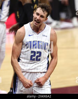 Cleveland, Usa. Mai 2024. Orlando Magic's Franz Wagner (22) reagiert nach einem Spiel gegen die Cleveland Cavaliers in der ersten Hälfte des Spiels der Eastern Conference 7 im Rocket Mortgage Fieldhouse in Cleveland, Ohio, Sonntag, 5. Mai 2024. Foto: Aaron Josefczyk/UPI Credit: UPI/Alamy Live News Stockfoto