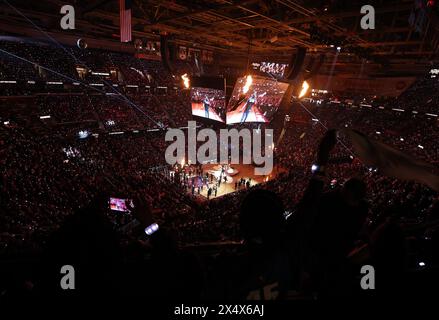 Cleveland, Usa. Mai 2024. Die Fans der Cleveland Cavaliers jubeln während der Spielereinführungen vor der Eröffnung des Spiels 7 der Cavaliers gegen die Orlando Magic im Rocket Mortgage Fieldhouse in Cleveland, Ohio, Sonntag, 5. Mai 2024. Foto: Aaron Josefczyk/UPI Credit: UPI/Alamy Live News Stockfoto