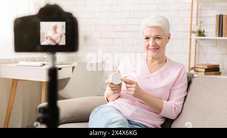 Senior Schönheit blogger live Broadcasting kosmetische Review video Stockfoto