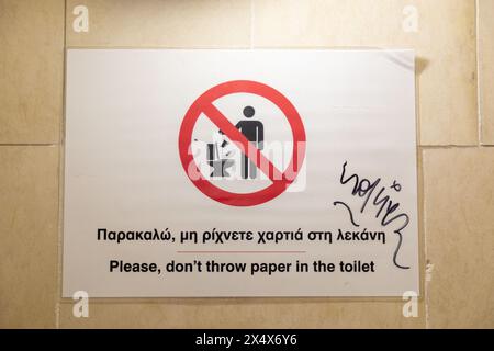 Werfen Sie kein Papier in das Toilettenzeichen, Athen, Griechenland. Stockfoto