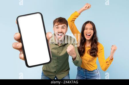 Mann und Frau halten ein Handy hoch Stockfoto