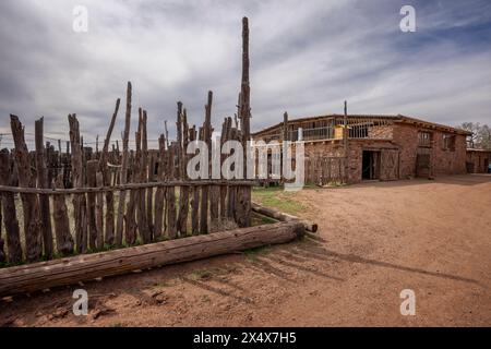 Barns and Corral am 18. April 2024 an der historischen Stätte Hubbell Trading Post National in Arizona, USA Stockfoto