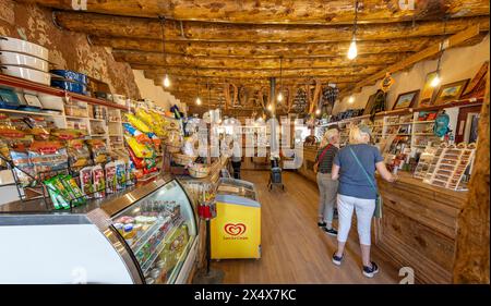 Innenraum des historischen Ladens Hubbell Trading Post National mit Holzbalken und Theke in Arizona, USA am 18. April 2024 Stockfoto