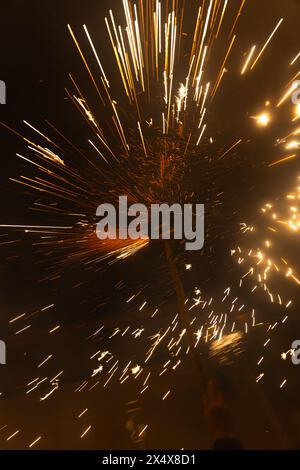 Die Correfocs-Parade (Feuerläufer). Während dieser fröhlichen Veranstaltungen gehen die Leute unter ihnen, tanzen durch den Rhythmus der Trommler in der Nähe. Stockfoto