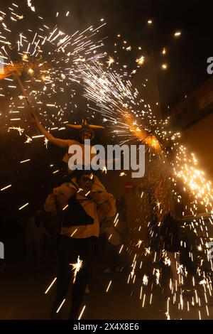 Die Correfocs-Parade (Feuerläufer). Während dieser fröhlichen Veranstaltungen gehen die Leute unter ihnen, tanzen durch den Rhythmus der Trommler in der Nähe. Stockfoto