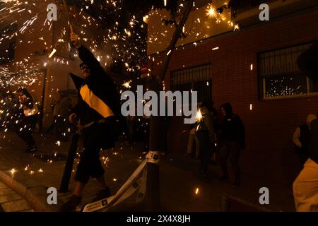 Die Correfocs-Parade (Feuerläufer). Während dieser fröhlichen Veranstaltungen gehen die Leute unter ihnen, tanzen durch den Rhythmus der Trommler in der Nähe. Stockfoto