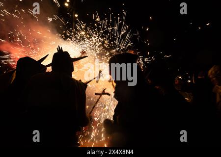 Die letzten Momente der Correfocs-Parade. Stockfoto