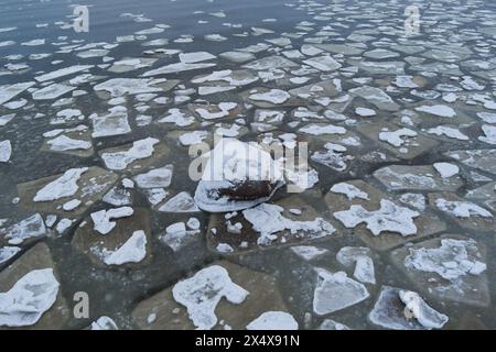 Eisschollen, die vor der Küste der Ostsee schwimmen. Blickwinkel der Drohne. Stockfoto