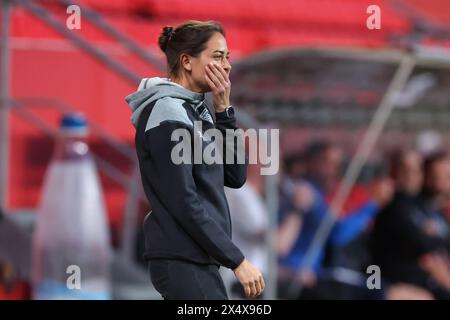 Ingolstadt, Deutschland. Mai 2024. Fußball: Bundesliga 3, FC Ingolstadt - SV Waldhof Mannheim, Spieltag 36 im Audi Sportpark. Trainerin Sabrina Wittmann aus Ingolstadt folgt dem Spiel. Vermerk: Daniel Karmann/dpa/Alamy Live News Stockfoto