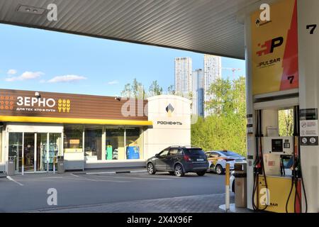 Moskau, Russland - 1. Mai. 2024. Rosneft - Benzin- und Dieselkraftstoffstation Stockfoto