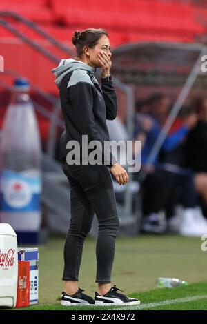 Ingolstadt, Deutschland. Mai 2024. Fußball: Bundesliga 3, FC Ingolstadt - SV Waldhof Mannheim, Spieltag 36 im Audi Sportpark. Trainerin Sabrina Wittmann aus Ingolstadt folgt dem Spiel. Vermerk: Daniel Karmann/dpa/Alamy Live News Stockfoto