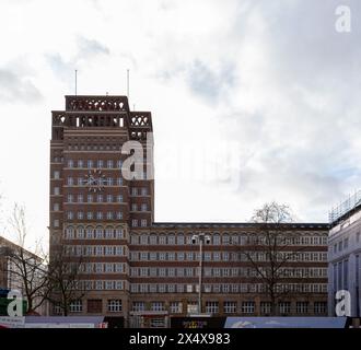 Düsseldorf, NRW, Deutschland - 01.21.2023: Sonniger Außenblick im Wilhelm-Marx-Haus, historisches Hochhaus im zentralen Stadtteil. Stockfoto