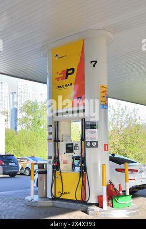 Moskau, Russland - 1. Mai. 2024. Rosneft - Benzin- und Dieselkraftstoffstation Stockfoto