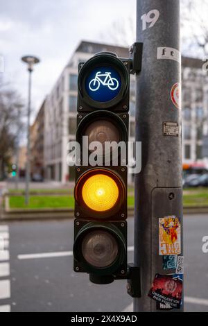 Nahaufnahme einer Ampel, die speziell für Radfahrer entwickelt wurde und auf einer belebten Stadtstraße erfasst wurde Stockfoto