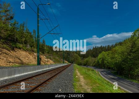 Neues Straßenbahngleis nach grossem Umbau zwischen Liberec und Jablonec CZ 05 02 2024 Stockfoto