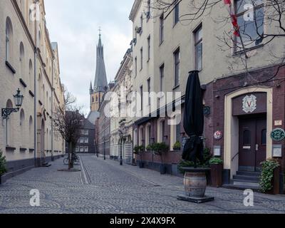 Düsseldorf, NRW, Deutschland, 01.05.2024: Historische Straßen in Düsseldorf. Stadt Düsseldorf und Architektur. Straßen und Alltag in Deutschland. Stockfoto