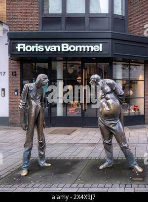 Statuen von zwei Männern, die „Auseinandersetzung“ genannt werden, vor dem Geschäft Floris van Bommel in Düsseldorf, zeigen urbane Kunst. Stockfoto