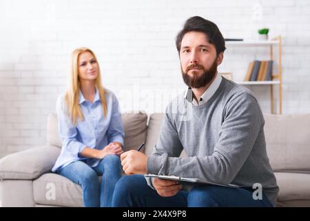 Zuversichtlich Psychologe direkt von der Kamera in den Schrank. Stockfoto