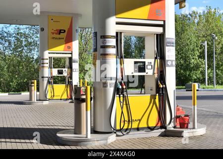 Moskau, Russland - 1. Mai. 2024. Rosneft - Benzin- und Dieselkraftstoffstation Stockfoto