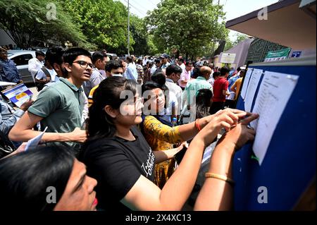 Neu-Delhi, Indien. Mai 2024. NEW DELHI, INDIEN – 5. MAI: Studenten, die am 5. Mai 2024 in New Delhi, Indien, zur NEET-Prüfung bei Vasant Kunj auftauchen. (Foto: Salman Ali/Hindustan Times/SIPA USA) Credit: SIPA USA/Alamy Live News Stockfoto