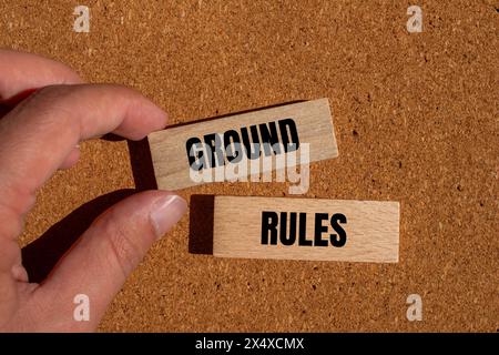 Grundregeln auf Holzblöcken mit braunem Hintergrund. Symbol für konzeptionelle Grundregeln. Kopierbereich. Stockfoto