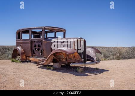 Rosting 1932 Studebaker am 17. April 2024 auf der historischen Route 66 im Petrified Forest National Park, Arizona, USA Stockfoto