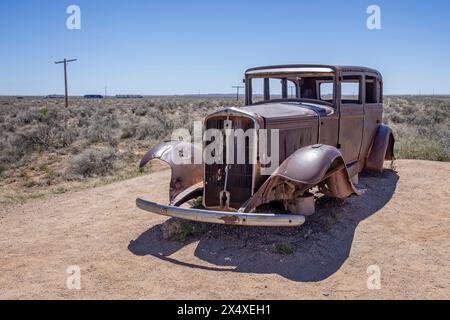 Rosting 1932 Studebaker am 17. April 2024 auf der historischen Route 66 im Petrified Forest National Park, Arizona, USA Stockfoto