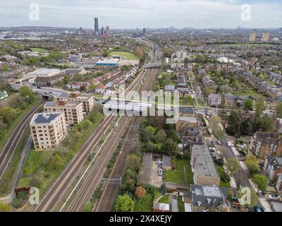 Blick aus der Vogelperspektive nach Osten weg vom Bahnhof Ealing Broadway in Richtung Zentrum von London, Großbritannien. Stockfoto