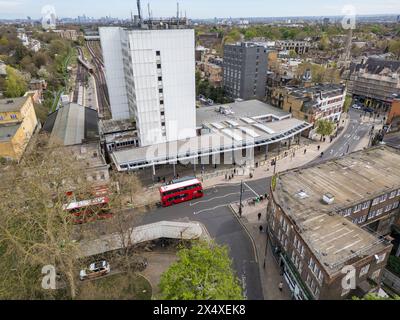 Aus der Vogelperspektive des Haupteingangs zum Bahnhof Ealing Broadway, Ealing, London, Großbritannien. Stockfoto