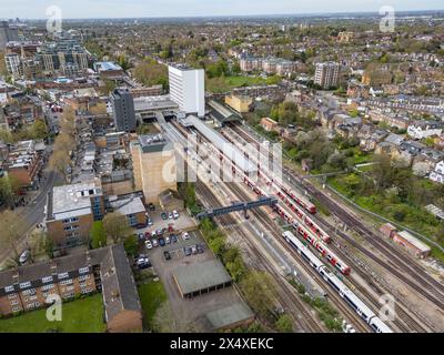 Luftaufnahme der Bahnsteige am Bahnhof Ealing Broadway, Ealing, London, Großbritannien. Stockfoto