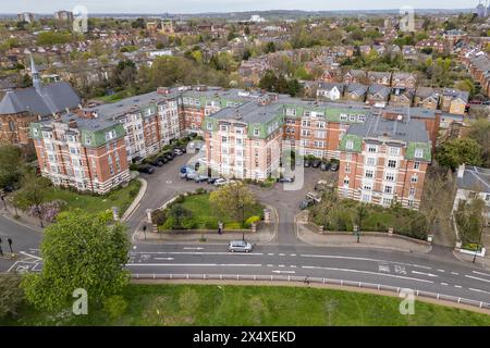 Luftaufnahme von Haven Green Court, einem Wohngebiet von Ealing (W5), London, Großbritannien. Stockfoto