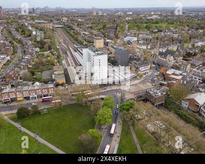 Aus der Vogelperspektive des Haupteingangs zum Bahnhof Ealing Broadway, Ealing, London, Großbritannien. Stockfoto