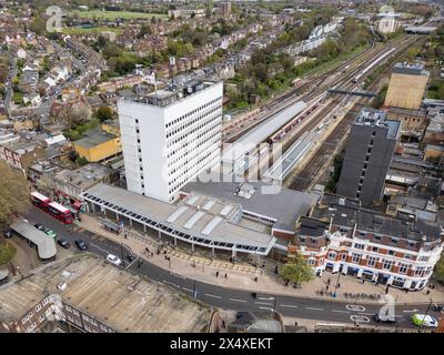 Aus der Vogelperspektive des Haupteingangs zum Bahnhof Ealing Broadway, Ealing, London, Großbritannien. Stockfoto