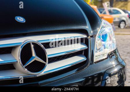 uzhgorod, ukraine - oktober 31 2021: mercedes benz Star Maskottchen auf dem Kühlergrill eines schwarzen Familienautos. Modell der Klasse w245 b Stockfoto