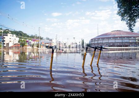 Porto Alegre, Brasilien. Mai 2024. Elektroroller sind nach dem Überlauf des Guaiba am 5. Mai 2024 mit Wasser bedeckt. Die Umgebung und mehrere Teile der Stadt sind überflutet aufgrund der starken Regenfälle, die den Bundesstaat Rio Grande do Sul heimgesucht haben. Der Guaíba-Fluss erreichte 5,38 Meter und steigt weiter an, übertrifft die Straßen und übertrifft die historische Überschwemmung von 1941. wenn der Wasserstand 4,76 m erreichte, beträgt der Hochwasserpegel 3 Meter. Foto: Max Peixoto/DiaEsportivo/Alamy Live News Credit: DiaEsportivo/Alamy Live News Stockfoto