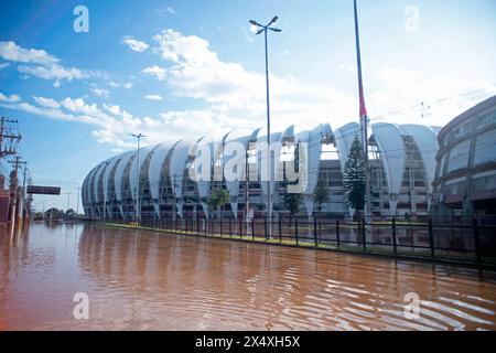 Porto Alegre, Brasilien. Mai 2024. Allgemeine Ansicht des Beira-Rio-Stadions nach dem Überlauf des Flusses Guaiba am 5. Mai 2024. Die Umgebung und mehrere Teile der Stadt sind überflutet aufgrund der starken Regenfälle, die den Bundesstaat Rio Grande do Sul heimgesucht haben. Der Guaíba-Fluss erreichte 5,38 Meter und steigt weiter an, übertrifft die Straßen und übertrifft die historische Überschwemmung von 1941. wenn der Wasserstand 4,76 m erreichte, beträgt der Hochwasserpegel 3 Meter. Foto: Max Peixoto/DiaEsportivo/Alamy Live News Credit: DiaEsportivo/Alamy Live News Stockfoto