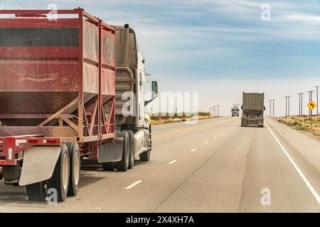 Midland, TX, USA-31. März 2024: Lkw fahren durch das Fracking-Gebiet des Permian Basin. Stockfoto