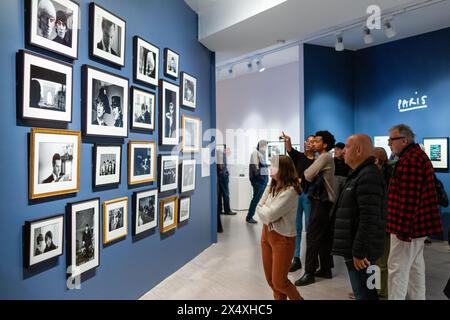 Brooklyn, NY, USA. Mai 2024. Im Brooklyn Museum tummeln sich Hunderte von Paul McCartneys Fotos von Bandkollegen, Straßenpersonal, Fans und Umgebung auf der Beatles Tour durch die USA und Paris in den Jahren 1963 bis 1964. Bis 18. August 2024. Quelle: Ed Lefkowicz/Alamy Live News Stockfoto