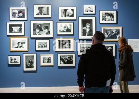 Brooklyn, NY, USA. Mai 2024. Im Brooklyn Museum tummeln sich Hunderte von Paul McCartneys Fotos von Bandkollegen, Straßenpersonal, Fans und Umgebung auf der Beatles Tour durch die USA und Paris in den Jahren 1963 bis 1964. Bis 18. August 2024. Quelle: Ed Lefkowicz/Alamy Live News Stockfoto