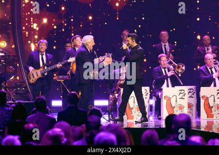 Pepe Lienhard Orchester und Giovanni Zarrella mit Udo Jürgens in der ZDF-Musikshow die Giovanni Zarrella Show in der Baden-Arena. Offenburg, 04.05.2024 *** Pepe Lienhard Orchestra und Giovanni Zarrella mit Udo Jürgens in der ZDF Musikshow die Giovanni Zarrella Show in der Baden Arena Offenburg, 04 05 2024 Foto:XM.xWehnertx/xFuturexImagex zarrella 4599 Stockfoto