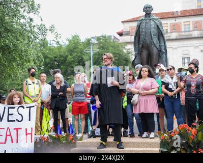 Austin, Usa . Mai 2024. Demonstranten versammeln sich am 5. Mai 2024 in Austin, Texas, um gegen den Israel-Hamas-Krieg zu protestieren. Die Demonstranten fordern, dass die University of Texas von Waffenherstellern veräußert wird und dass der Präsident der University of Texas, Jay Hartzell, zurücktritt. (Foto: Stephanie Tacy/SIPA USA) Credit: SIPA USA/Alamy Live News Stockfoto