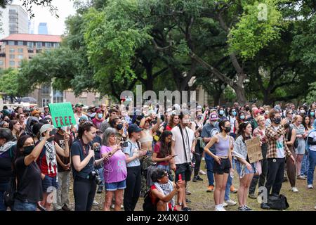 Austin, Usa . Mai 2024. Demonstranten versammeln sich am 5. Mai 2024 in Austin, Texas, um gegen den Israel-Hamas-Krieg zu protestieren. Die Demonstranten fordern, dass die University of Texas von Waffenherstellern veräußert wird und dass der Präsident der University of Texas, Jay Hartzell, zurücktritt. (Foto: Stephanie Tacy/SIPA USA) Credit: SIPA USA/Alamy Live News Stockfoto