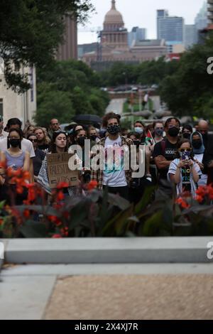 Austin, Usa . Mai 2024. Demonstranten versammeln sich am 5. Mai 2024 in Austin, Texas, um gegen den Israel-Hamas-Krieg zu protestieren. Die Demonstranten fordern, dass die University of Texas von Waffenherstellern veräußert wird und dass der Präsident der University of Texas, Jay Hartzell, zurücktritt. (Foto: Stephanie Tacy/SIPA USA) Credit: SIPA USA/Alamy Live News Stockfoto