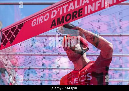 Filippo Ganna aus Italien und Team INEOS Grenadiers unterzeichnen vor dem 107. Giro d’Italia 2024, Stage 1 eine 140 km lange Etappe von Venaria reale nach Turin. Die 107. Ausgabe des Giro d'Italia, die insgesamt 3400,8 km dauert, startet am 4. Mai 2024 in der Veneria reale in der Nähe von Turin und endet in Rom. Stockfoto