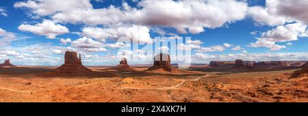 Malerischer Blick auf die herrlichen Buttes im Monument Valley an einem hellen, lebhaften Frühlingstag. Stockfoto